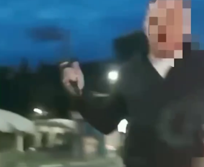 В Сочи полиция задержала таксиста, повредившего плеткой посторонний автомобиль