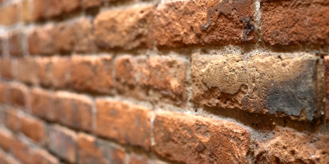 В Краснодаре неадекватный мужчина избил женщину ногами и кирпичами