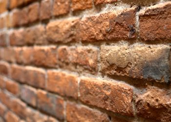 В Краснодаре неадекватный мужчина избил женщину ногами и кирпичами