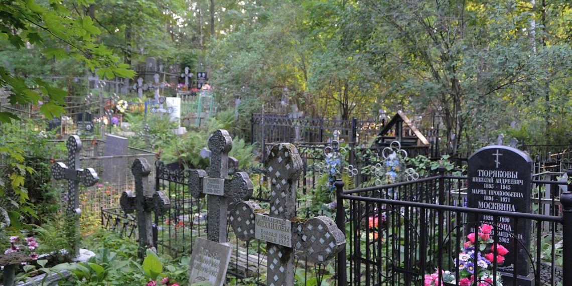 В Сочи вандалы закрасили портреты на надгробиях на кладбище