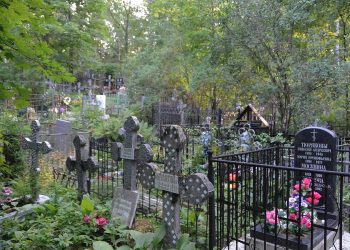 В Сочи вандалы закрасили портреты на надгробиях на кладбище