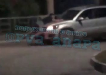 В Анапе мужчина катался на капоте авто