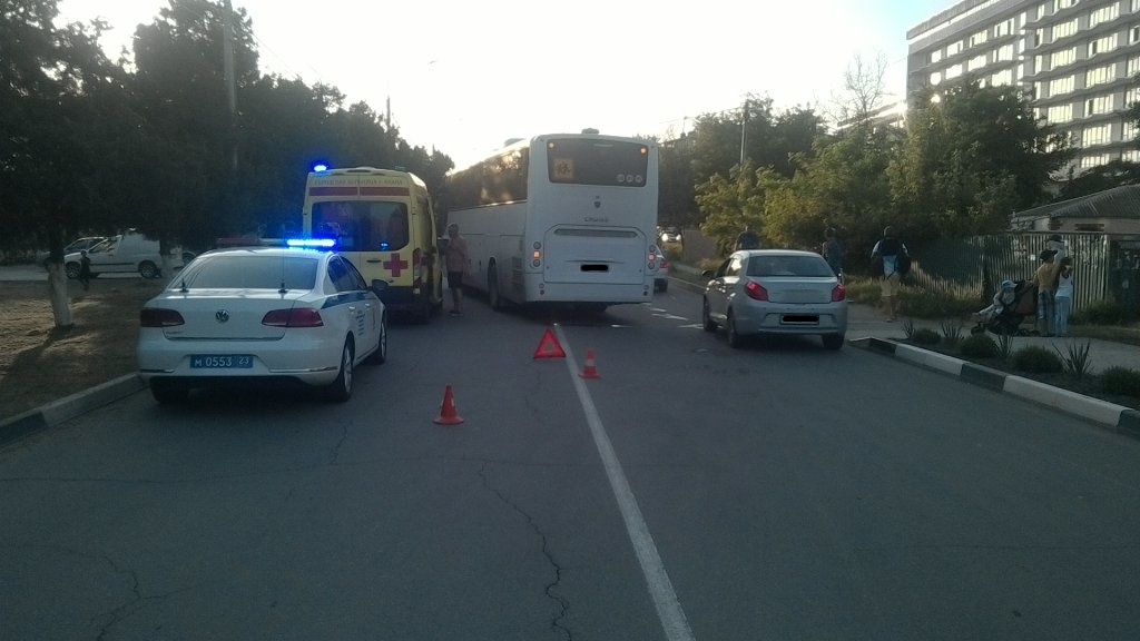 Автобус под управлением водителя васильева совершил столкновение
