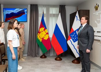 В День России Копайгородский вручил паспорта юным сочинцам