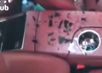 В Анапе 20-летний парень во время гимнастики на подоконнике уронил бутылку на Porsche