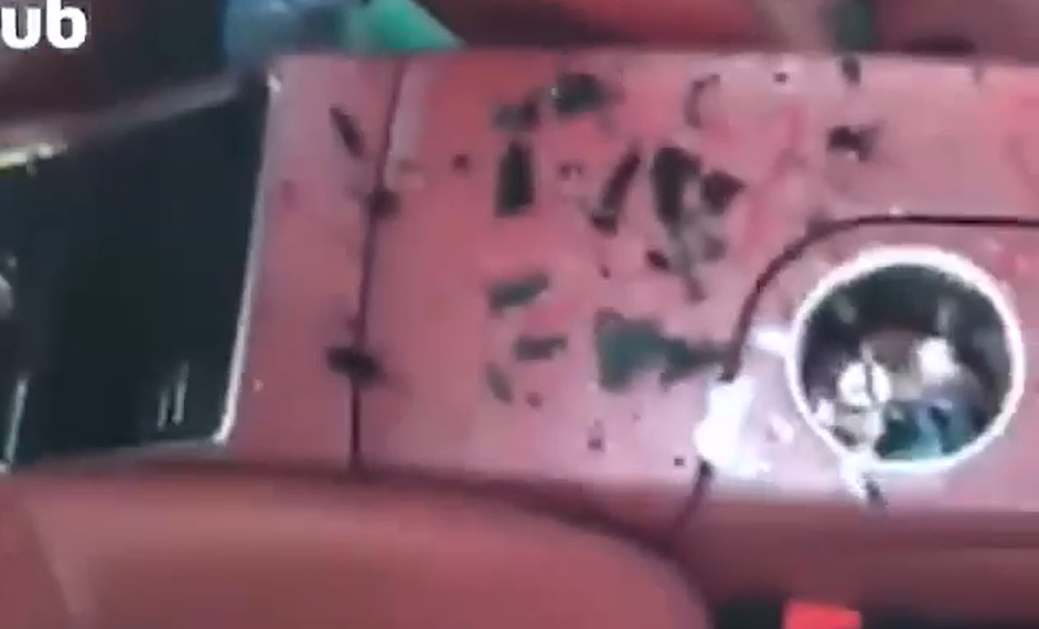 В Анапе 20-летний парень во время гимнастики на подоконнике уронил бутылку на Porsche