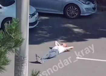 В Анапе мужчина лежал прямо на дороге