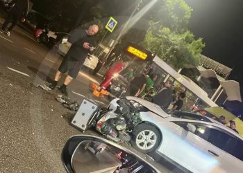 В центре Сочи иномарка сбила скутер