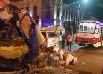 В Краснодаре столкнулись трамвай и грузовик: есть пострадавшие