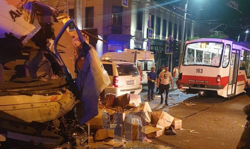 В Краснодаре столкнулись трамвай и грузовик: есть пострадавшие