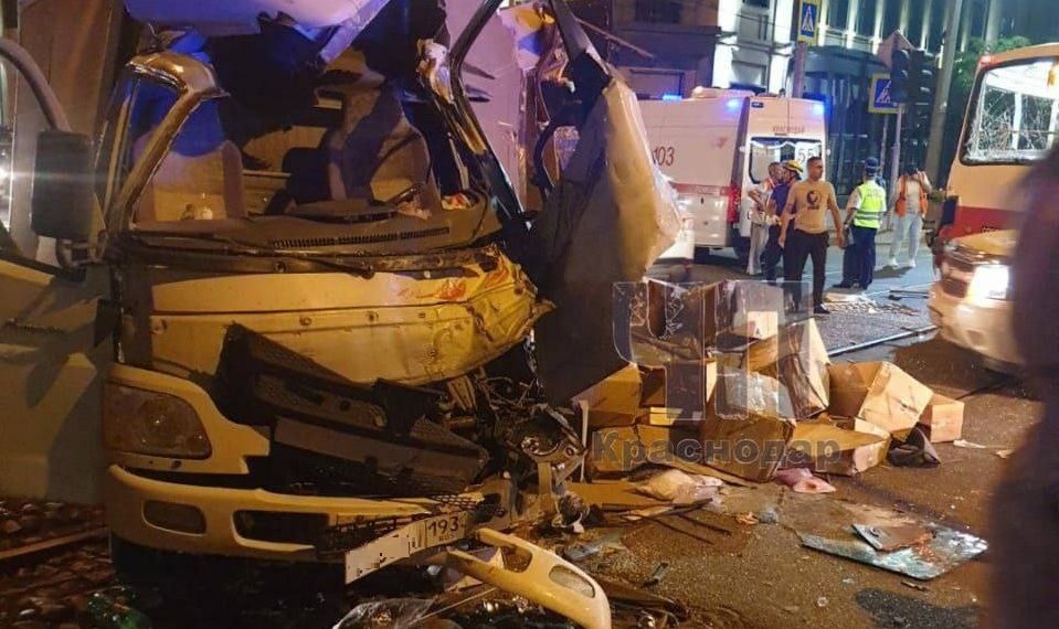 В ДТП с трамваем и грузовиком в Краснодаре пострадали три человека