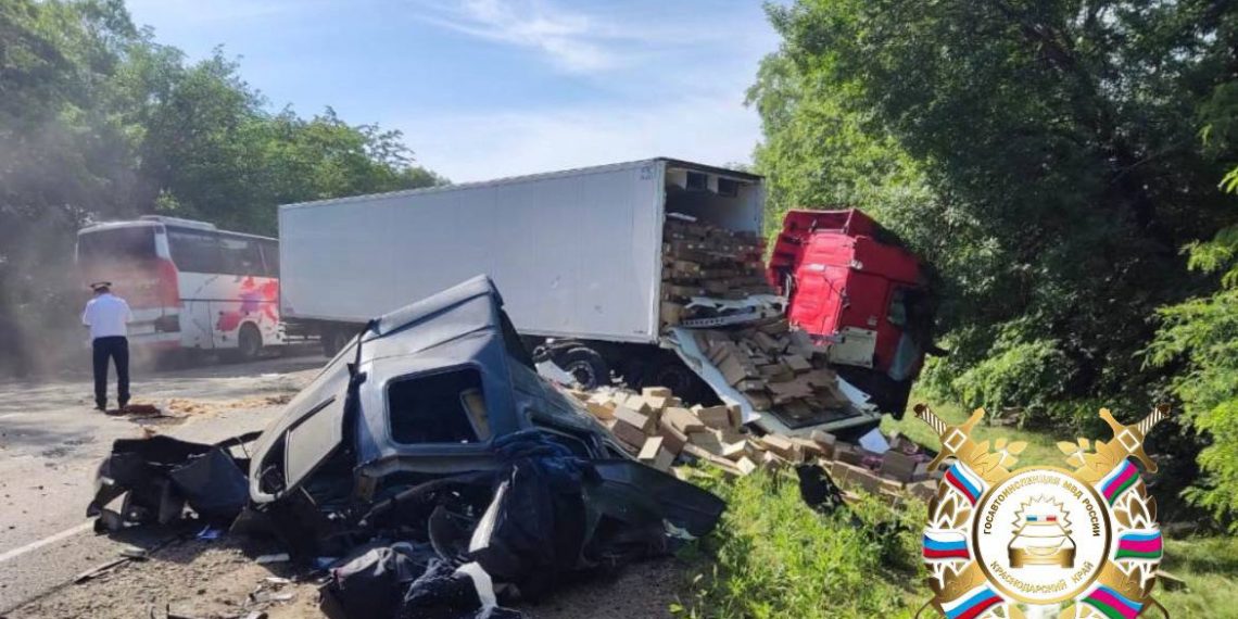 На Кубани водитель «Газели» врезался в фуру и погиб