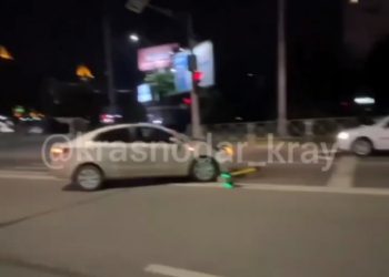 В Краснодаре автомобиль сбил человека на самокате