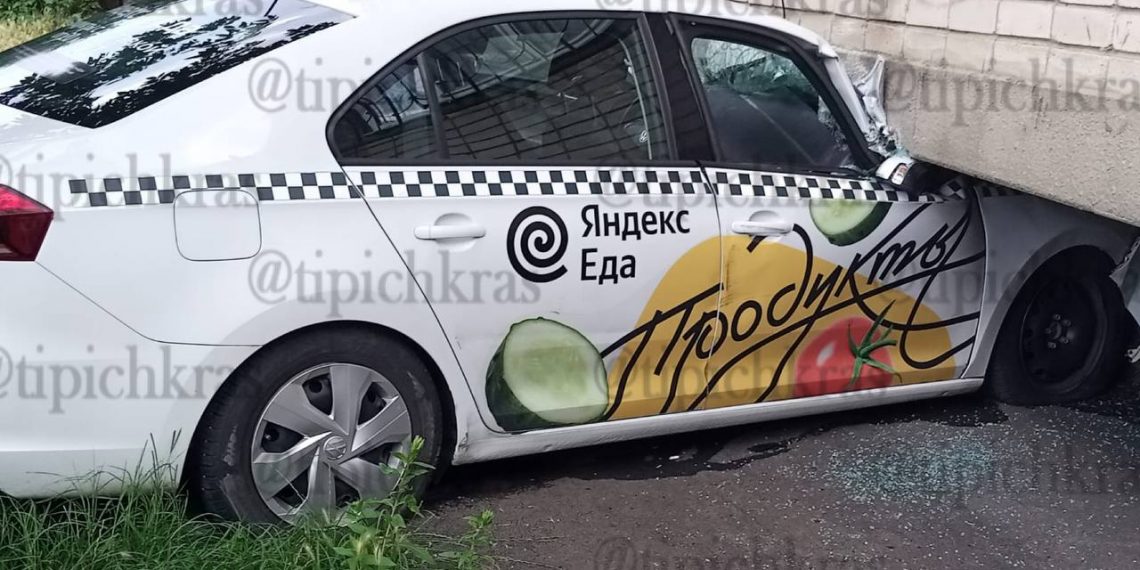 В Краснодаре водитель такси влетел под многоэтажку