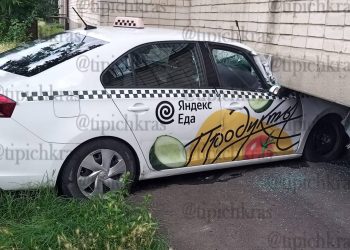В Краснодаре водитель такси влетел под многоэтажку