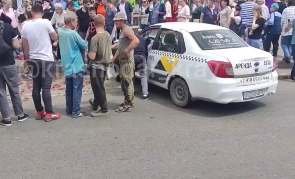 В Краснодаре таксист уснул за рулем и протаранил машину с клубникой