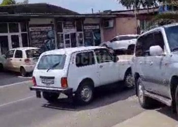 Мужчину, кидавшегося на лобовые стекла авто в Сочи, сбила «Нива»