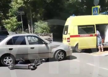 В Сочи легковушка сбила человека на электросамокате