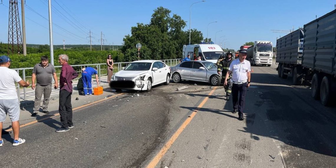 В массовом ДТП с грузовиком на Кубани пострадала 23-летняя девушка