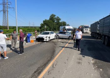 В массовом ДТП с грузовиком на Кубани пострадала 23-летняя девушка