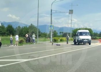 В Сириусе «Газель» сбила человека на самокате