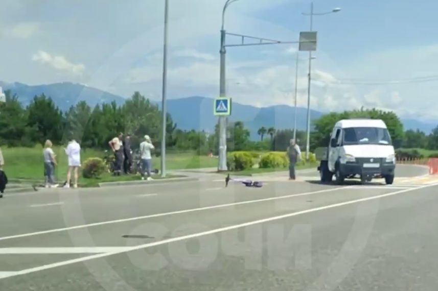 В Сириусе «Газель» сбила человека на самокате