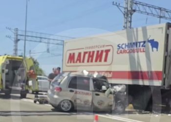 В Сочи легковушка врезалась в прицеп: пострадал водитель