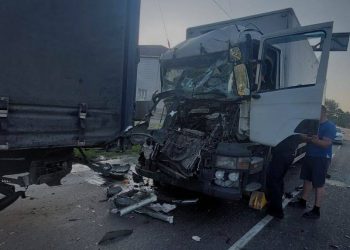 В ДТП с двумя грузовиками на Кубани пострадал водитель