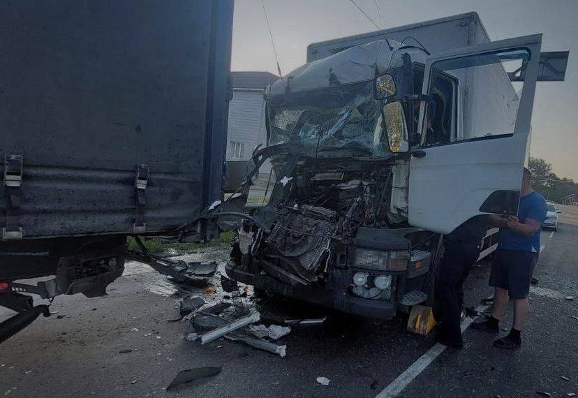 В ДТП с двумя грузовиками на Кубани пострадал водитель