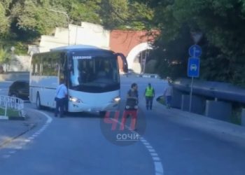 В Сочи дебошир кидался на машины и разбил стекло автобуса