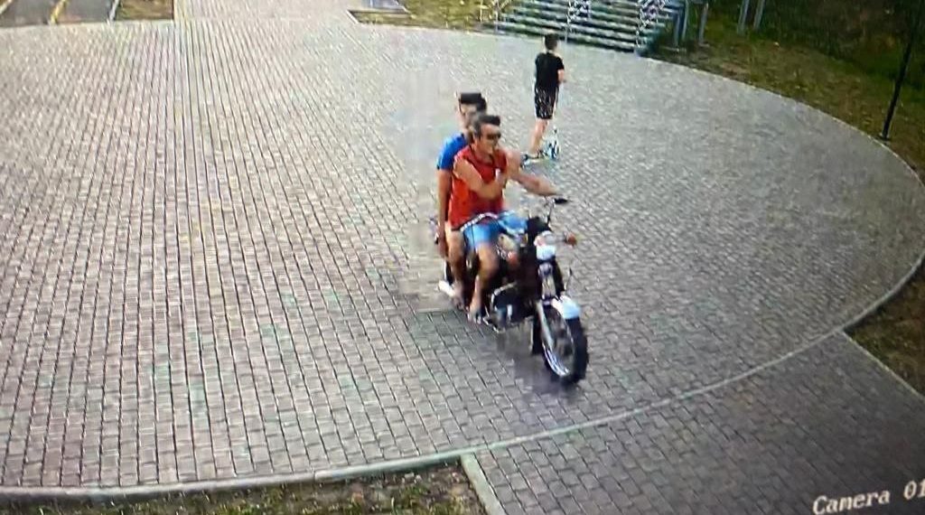 На Кубани ищут мотоциклиста, сбившего ребенка на тротуаре