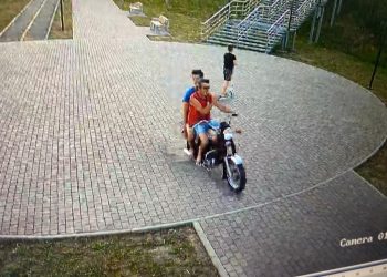 На Кубани ищут мотоциклиста, сбившего ребенка на тротуаре