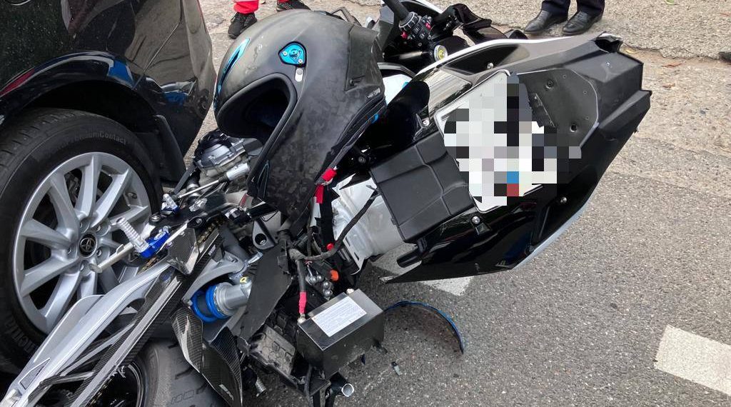 В Сочи Toyota насмерть сбила 35-летнего мотоциклиста