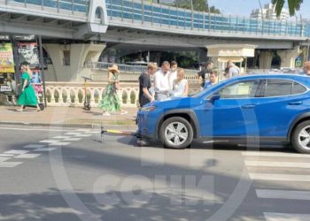 В Сочи автомобиль сбил человека на самокате