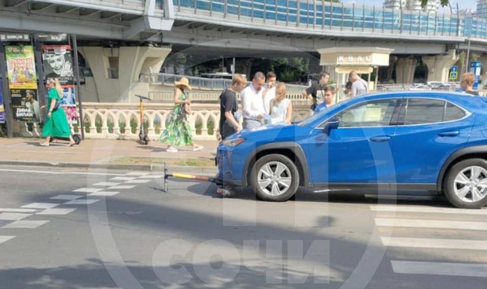 В Сочи автомобиль сбил человека на самокате
