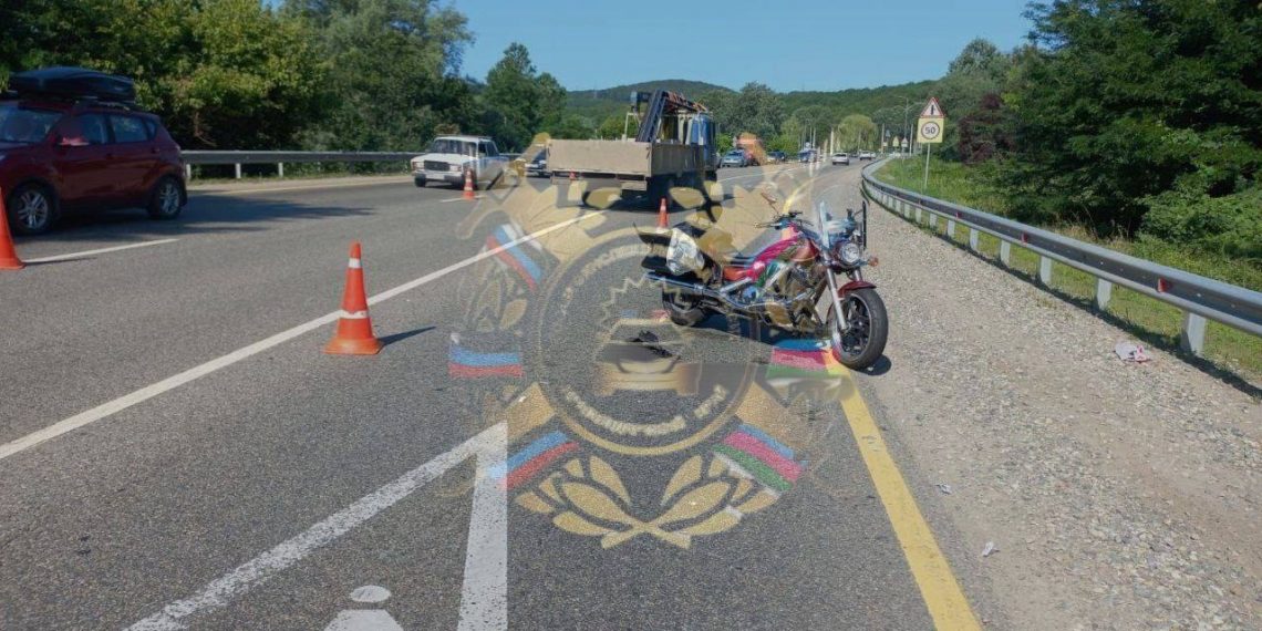 На Кубани мотоциклист врезался в легковушку и попал в больницу