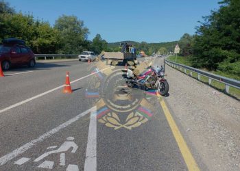 На Кубани мотоциклист врезался в легковушку и попал в больницу