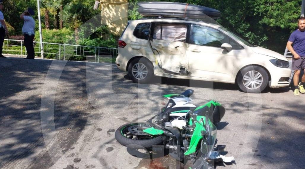 В Сочи мотоциклист врезался в авто и попал в больницу