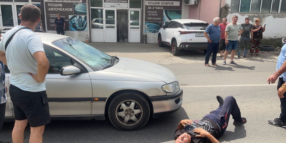 В Сочи мужчина прыгнул на два лобовых стекла машин