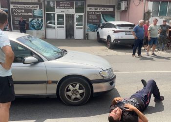 В Сочи мужчина прыгнул на два лобовых стекла машин