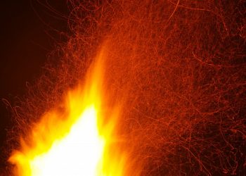 Из горящего дома в Краснодаре эвакуировали 17 человек