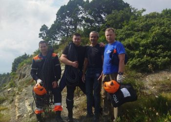 В Новороссийске спасатели сняли с горы желавшего искупаться водителя автомобиля