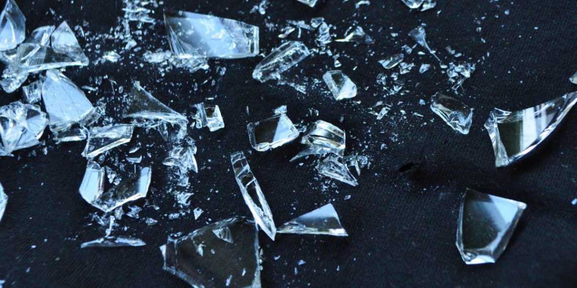 В Сочи женщина из окна бросала в детей стеклянные банки