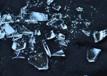 В Сочи женщина из окна бросала в детей стеклянные банки