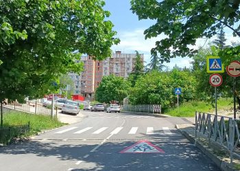 В Адлерском районе Сочи завершается нанесение разметки на улице Лесной