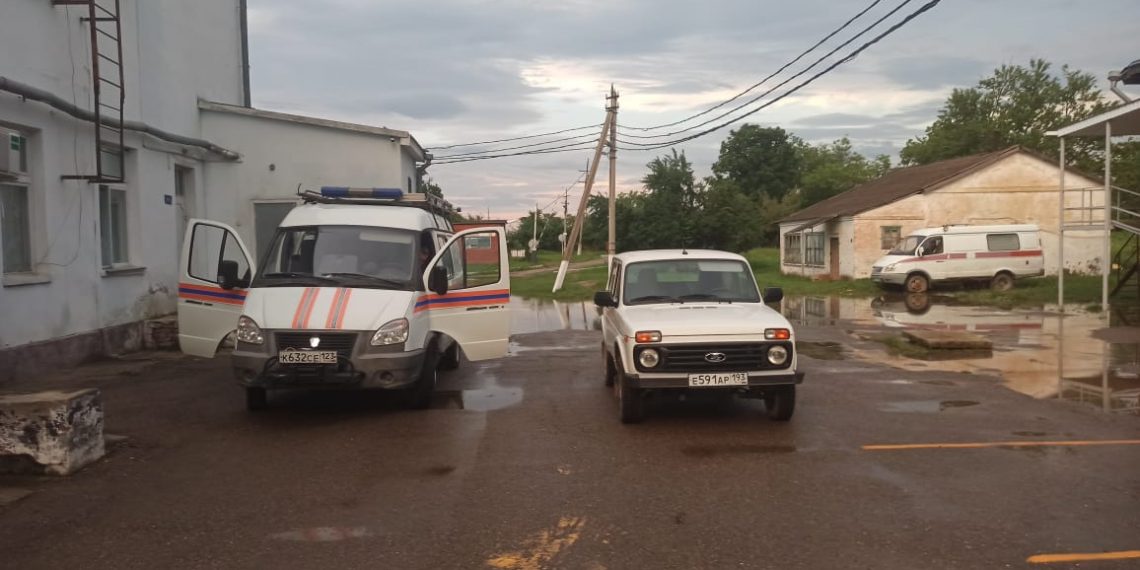 Из-за подтопления на Кубани эвакуировали семью из четырех человек