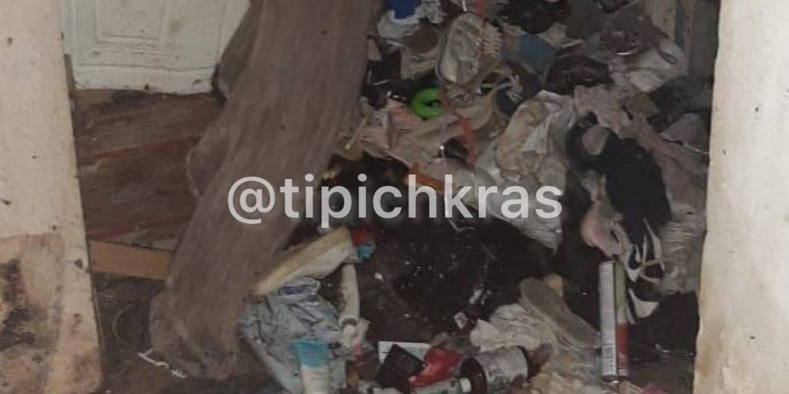 «Живем как на помойке»: в Краснодаре женщина превратила квартиру в мусорную кучу