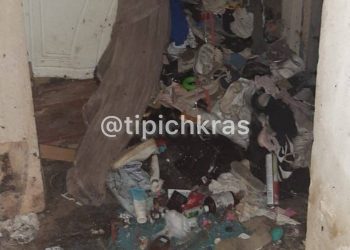 «Живем как на помойке»: в Краснодаре женщина превратила квартиру в мусорную кучу