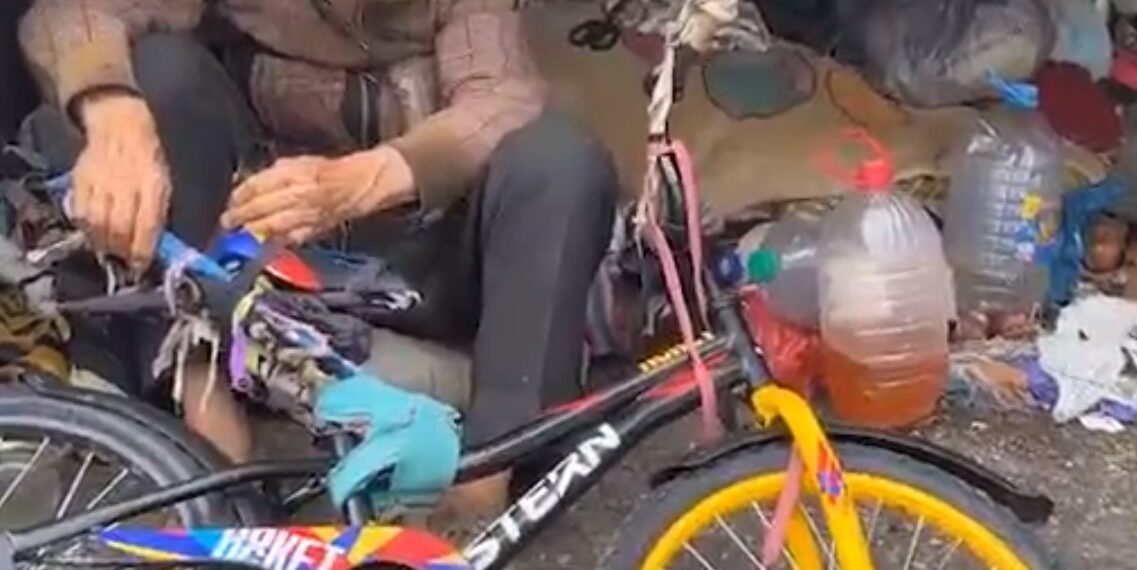 В Краснодаре прославился мужчина, который коллекционирует собственную мочу