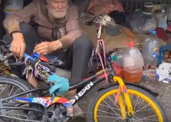 В Краснодаре прославился мужчина, который коллекционирует собственную мочу